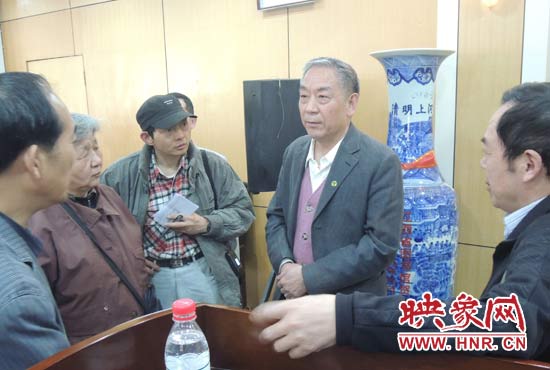 講座結(jié)束后，聽(tīng)眾向戚建莊提問(wèn)。