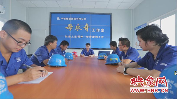 母永奇在以他命名的工作室與同事交流經(jīng)驗 母永奇在以他命名的工作室與同事交流經(jīng)驗