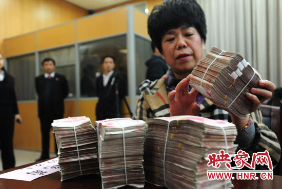 當(dāng)天共發(fā)放執(zhí)行款4110萬元。其中，支票4018萬元，現(xiàn)金92萬元。