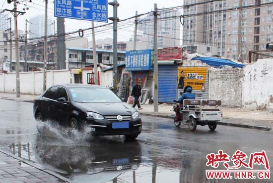 機(jī)動(dòng)車路過，濺起一米多高的水花