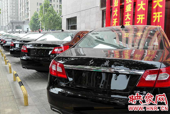 路邊一棟樓上懸掛著二三十條紅色條幅，全部是祝賀一家公司開業(yè)的。