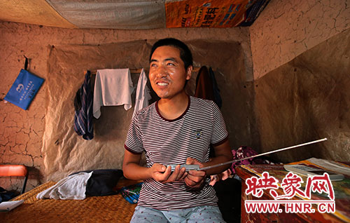 張國(guó)敬平時(shí)喜歡聽(tīng)廣播，特別是各種歌曲節(jié)目。