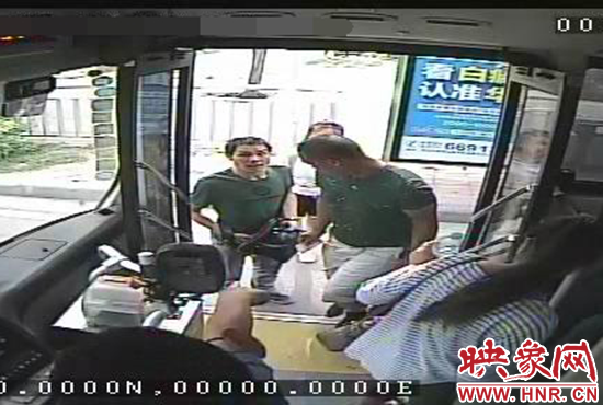 監(jiān)控顯示，竊賊偷女孩手機，公交車長幫忙要回手機。