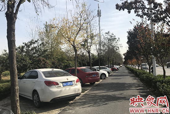 人行道停滿了車 人行道停滿了車