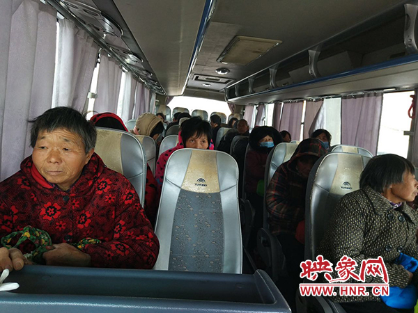 警方調(diào)來車輛，將超載人員轉(zhuǎn)運走