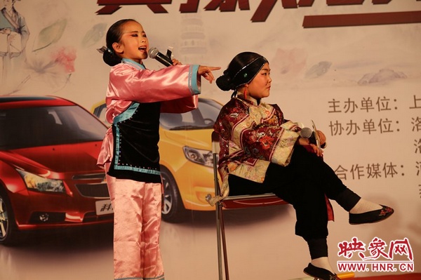 兩個小演員的表演活潑，惹得觀眾連連叫好。