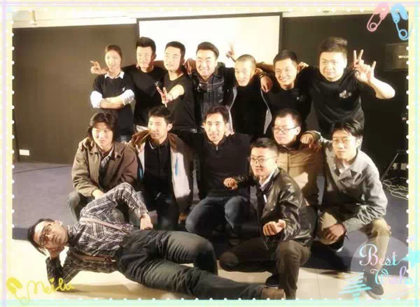 表演結(jié)束，看這哥們兒，為了和演員合影也是蠻拼的！