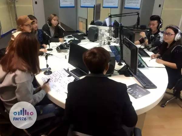 正式直播的時(shí)候，美少女們都非常認(rèn)真哦！