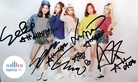 哎呦不錯(cuò)哦！路飛收到美女們的簽名照，到底中意哪一位呢？