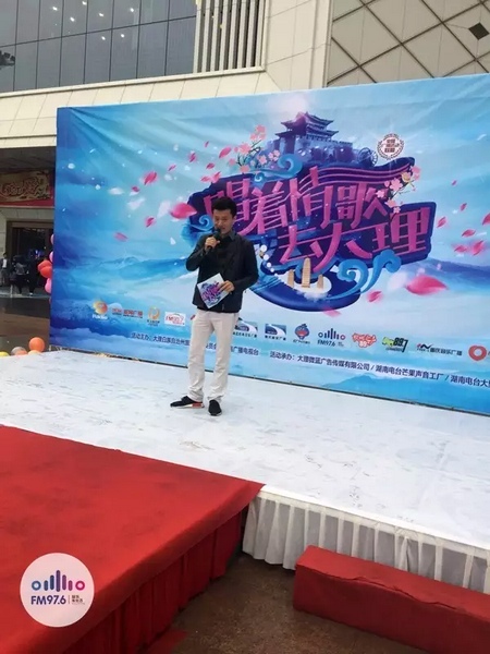 路飛冒雨主持，心中火熱的根本不需要雨傘啦！