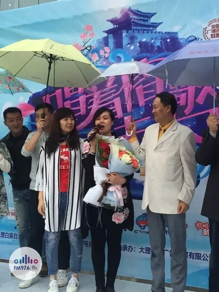 海波瞞著妻子，請來妻子的家人，耿梅驚喜感動，喜極而泣~