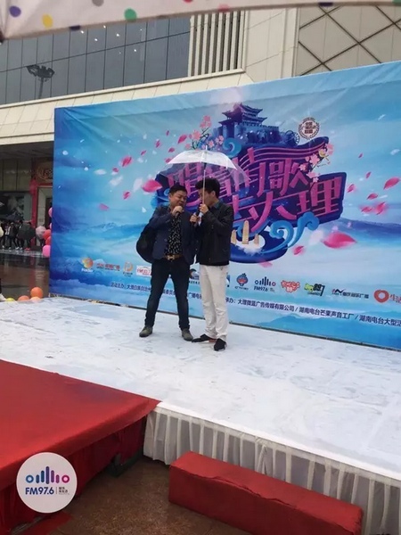 這位男士向遠(yuǎn)在家鄉(xiāng)的妻子隔空表白，勇氣真是大大的，您對妻子的愛，已經(jīng)超越萬水千山。