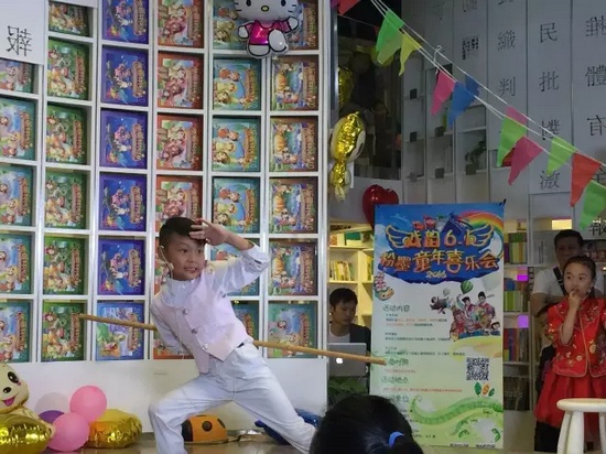 “梨園春”明星小擂主李宗書(shū)演唱豫劇《朝陽(yáng)溝》選段，還表演了自己的拿手好戲——猴戲