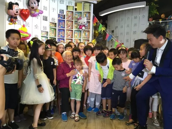 　　豫劇表演藝術(shù)家高潔老師和孩子們?cè)谝黄?，講述自己和戲曲的故事，祝福所有的小朋友節(jié)日快樂(lè)。