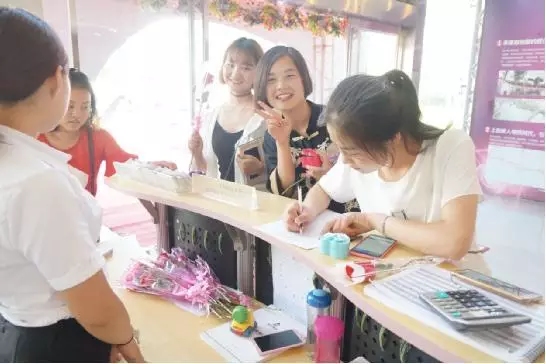 到場嘉賓均獲得巧克力一盒，女士另外還獲得獲得玫瑰花一支。