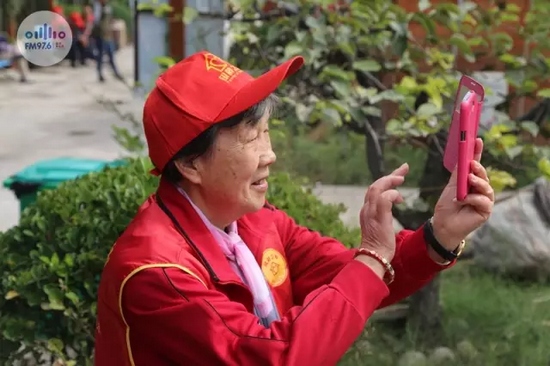 爺爺奶奶叔叔阿姨被盛運莊園的景致吸引，紛紛拍照留影