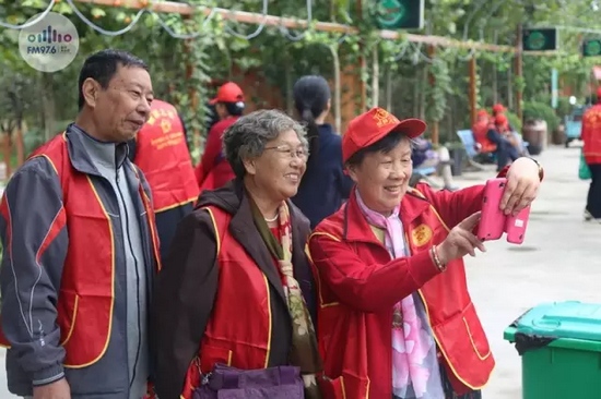 爺爺奶奶叔叔阿姨被盛運莊園的景致吸引，紛紛拍照留影