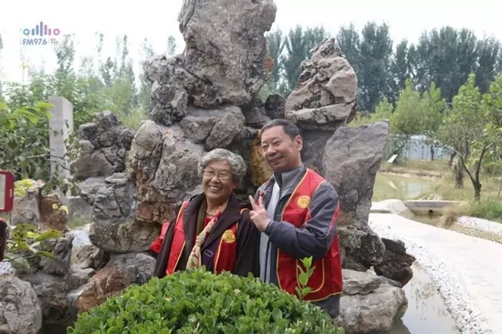 爺爺奶奶叔叔阿姨被盛運莊園的景致吸引，紛紛拍照留影