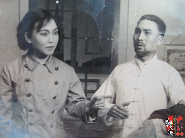 方玉蘭、杜世杰在現(xiàn)戲《在兩條戰(zhàn)線上》中