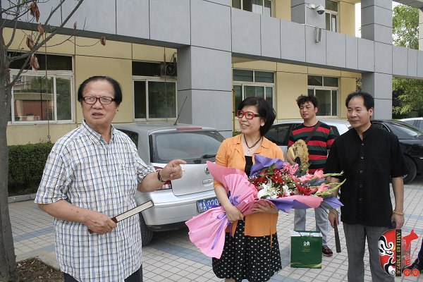  左起：著名豫劇表演藝術(shù)家賈庭聚、河南電臺(tái)戲曲廣播總監(jiān)木子、唐派再傳弟子郭志成等待看望馬云玲女士