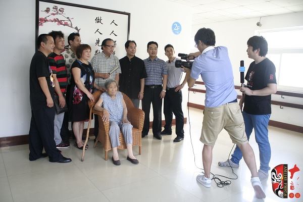  唐派眾弟子將通過(guò)視頻向7月15日在鄭東新區(qū)噴泉廣場(chǎng)觀看《豫韻唐風(fēng)——豫劇唐派名家票友演唱會(huì)》演出的