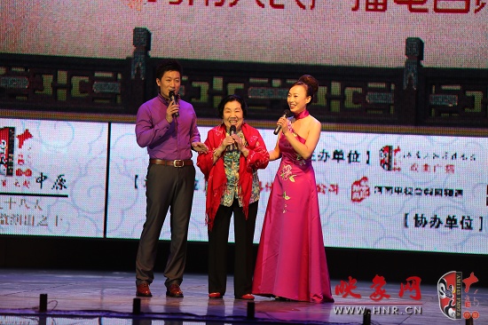 著名越調(diào)表演藝術(shù)家、越調(diào)皇后毛愛蓮（中）