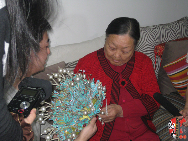又看到梅蘭芳送給自己的鳳冠，老太太很激動