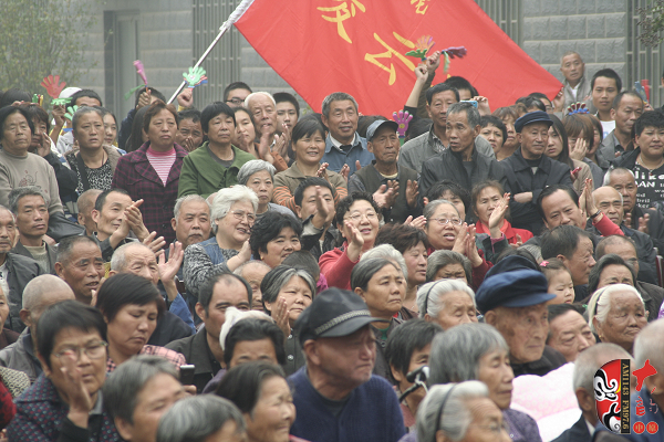 現(xiàn)場(chǎng)不但有敬老院的老人們，還擠滿了鄭州市的很多戲迷朋友