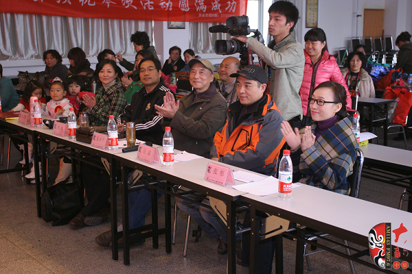 評委（左起）：河南電臺戲曲廣播《票友排行榜》河南十大名票黃立群、陜西戲曲廣播資深音樂編輯焦詠、著名黃