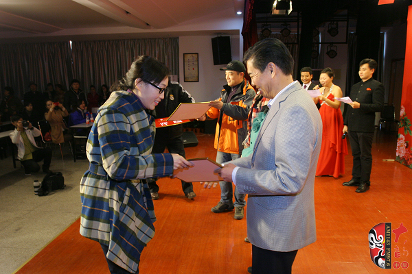 河南電臺戲曲廣播副總監(jiān)張彤、安徽戲曲廣播副總監(jiān)汪源、陜西戲曲廣播資深音樂編輯焦詠為晉級選手頒發(fā)晉級牌