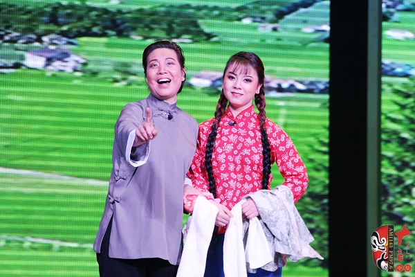 第九場(chǎng)，河南電臺(tái)戲曲廣播總監(jiān)木子（左）飾栓保娘，素雅青年豫劇團(tuán)劉帥毅（右）飾銀環(huán)