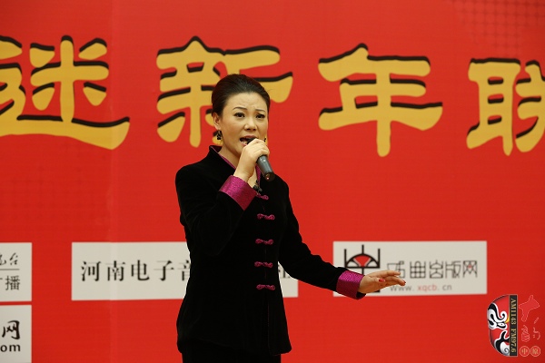 戲曲廣播主持人王唯、曉琴、丁蘭、李鋮及鄭州市曲劇團(tuán)優(yōu)秀演員張娜共同表演的小品《賣鞋》