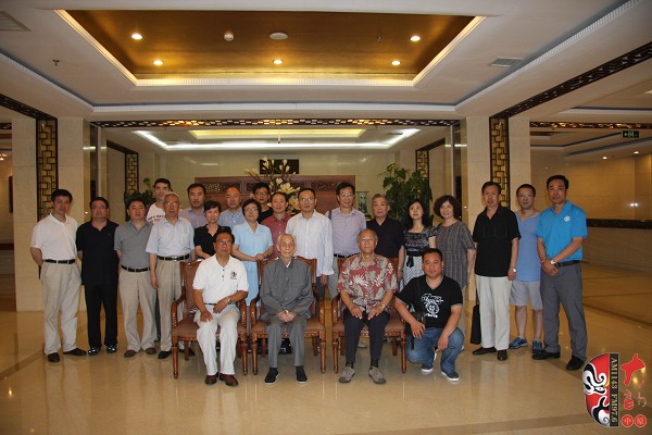 河南電臺(tái)戲曲廣播特派記者趙坤與參加研討會(huì)的學(xué)者和藝術(shù)家合影