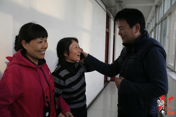  著名戲曲節(jié)目主持人、河南電臺戲曲廣播當(dāng)家小生月陽在排練現(xiàn)場連線直播間并采訪劇目主要演員