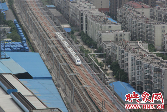 4日上午8點10分，隨著一聲汽笛長鳴，一列“子彈頭”列車緩緩駛出鄭州車站。