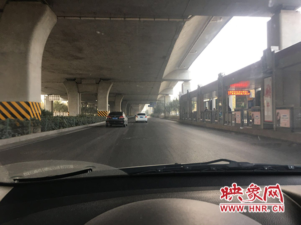 限行首日，三環(huán)橋上橋下，車輛不多，交通狀況良好。