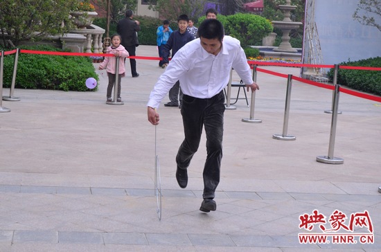 說是比賽，其實就是活力的釋放，就是開心的海洋，丟沙包、踢毽子、三人四足、滾鐵環(huán)等項目