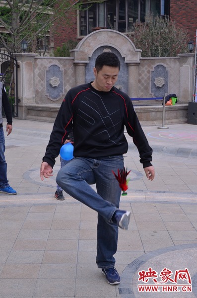 說是比賽，其實就是活力的釋放，就是開心的海洋，丟沙包、踢毽子、三人四足、滾鐵環(huán)等項目