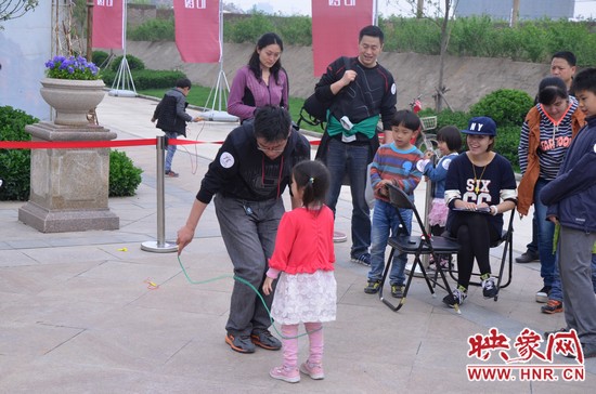 當(dāng)然啦，也有小天使現(xiàn)場跟爸比罷工的，就是不跳，弄的爸爸也哭笑不得。