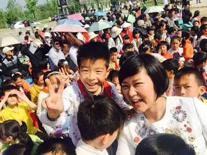 現(xiàn)場看來，陶真姐姐更是倍受孩子們的歡迎！