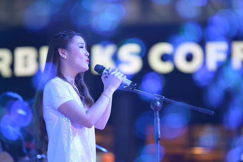 接下來是主播丹丹的《辛德瑞拉》，作為一個音樂節(jié)目的主播，唱歌當然都是毛毛雨。