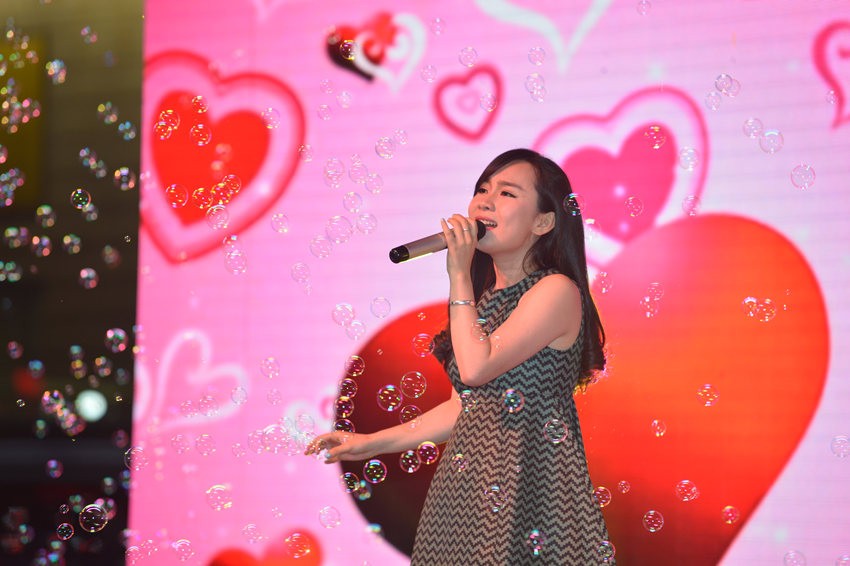 夢茹選擇了走溫情路線，《至少還有你》唱的是深情款款。