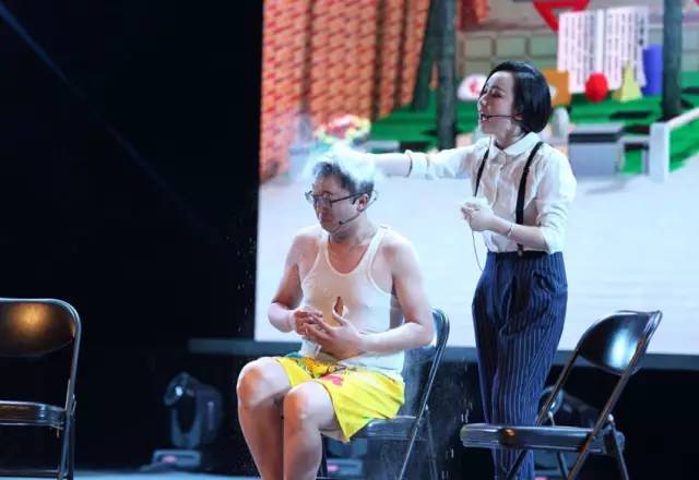 隨后一秒鐘，畫(huà)風(fēng)突變，楊奕遭夢(mèng)茹慘虐！