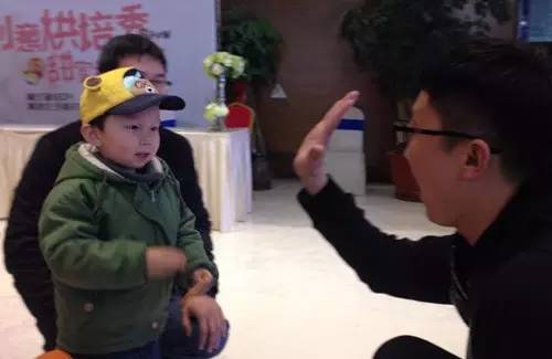 老楊你真心的是童心未泯啊，來，跟叔叔Give Me Five！