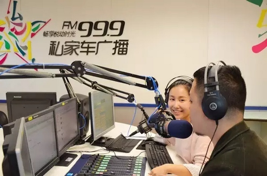 美女嘉賓來做客直播間，麥姐看莫非的眼神，嘖嘖，愛一個(gè)人是什么感覺？