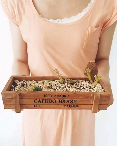 我們同時也在撫摸著希望，從中了解鄭州的生命張力。