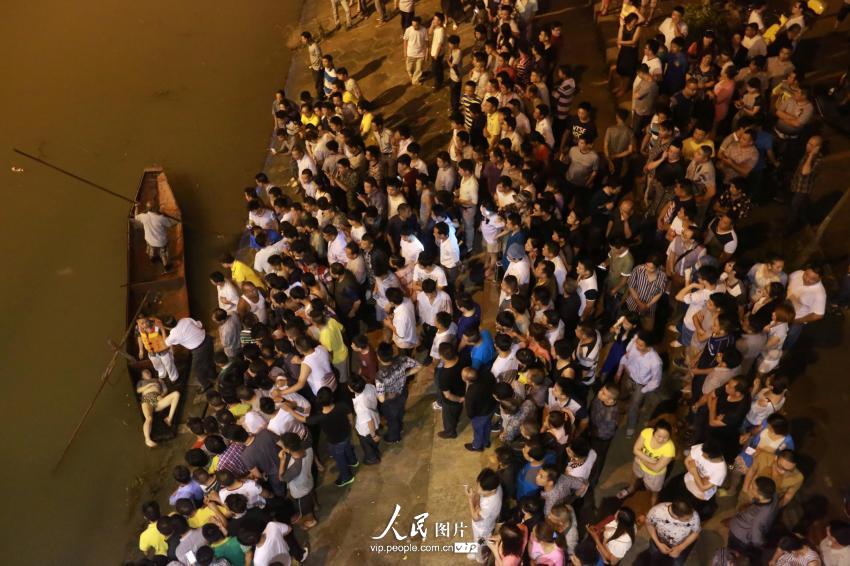 6月4日晚，湖南省婁底市二大橋跳河自殺的女子遺體被打撈上來。