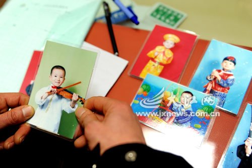 　每當(dāng)想兒子時，熊爸只有盯著照片看