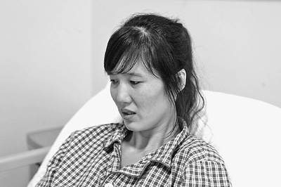 郭萍先做完手術(shù)的左腳剛剛拆線，但還打著石膏，鋼釘也尚未取出