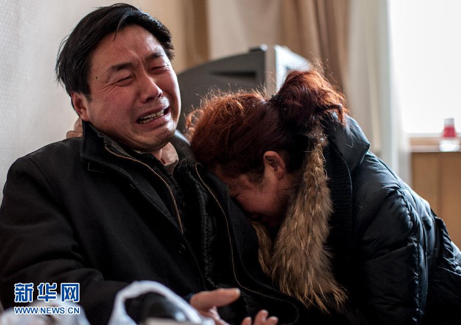 2月5日，遇難大學(xué)生郭培（化名）的父母抱頭痛哭。